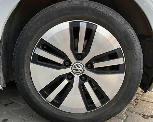 Белый Фольксваген e-Golf, объемом двигателя 0 л и пробегом 151 тыс. км за 8100 $, фото 10 на Automoto.ua