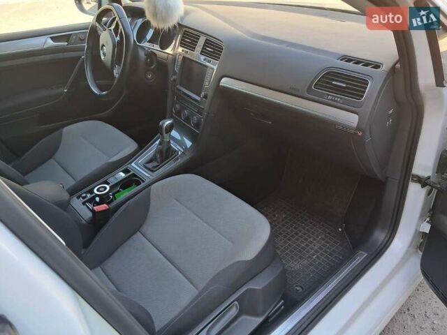 Белый Фольксваген e-Golf, объемом двигателя 0 л и пробегом 92 тыс. км за 7900 $, фото 9 на Automoto.ua