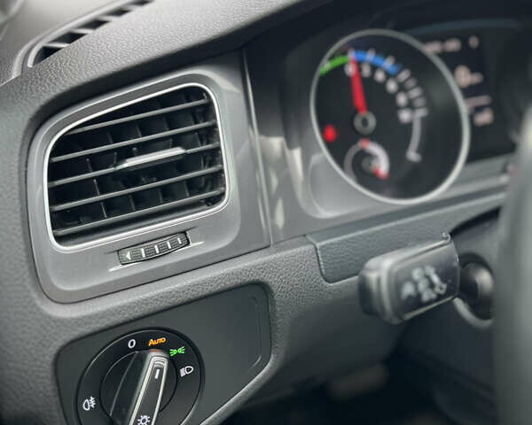 Белый Фольксваген e-Golf, объемом двигателя 0 л и пробегом 125 тыс. км за 10990 $, фото 8 на Automoto.ua
