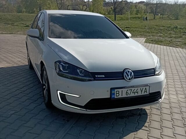 Белый Фольксваген e-Golf, объемом двигателя 0 л и пробегом 189 тыс. км за 7999 $, фото 8 на Automoto.ua