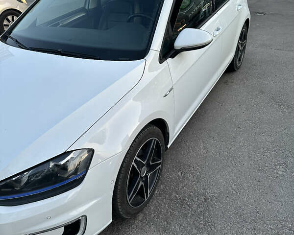 Белый Фольксваген e-Golf, объемом двигателя 0 л и пробегом 99 тыс. км за 10300 $, фото 1 на Automoto.ua