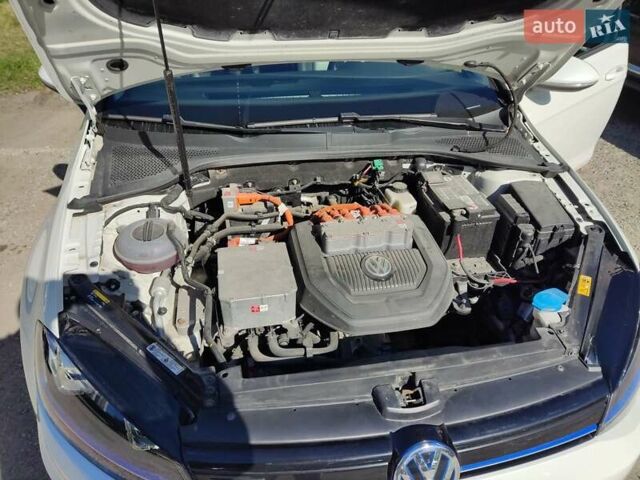 Белый Фольксваген e-Golf, объемом двигателя 0 л и пробегом 142 тыс. км за 9700 $, фото 15 на Automoto.ua