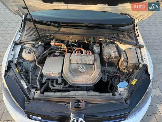 Белый Фольксваген e-Golf, объемом двигателя 0 л и пробегом 97 тыс. км за 8550 $, фото 52 на Automoto.ua