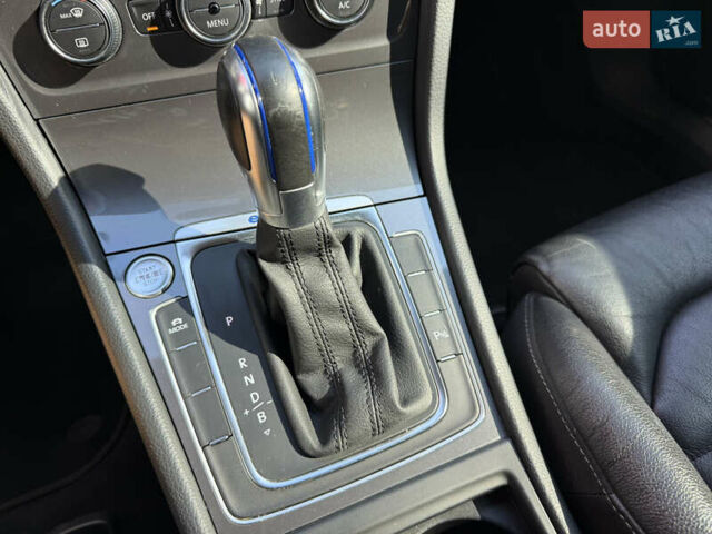 Белый Фольксваген e-Golf, объемом двигателя 0 л и пробегом 95 тыс. км за 9500 $, фото 41 на Automoto.ua