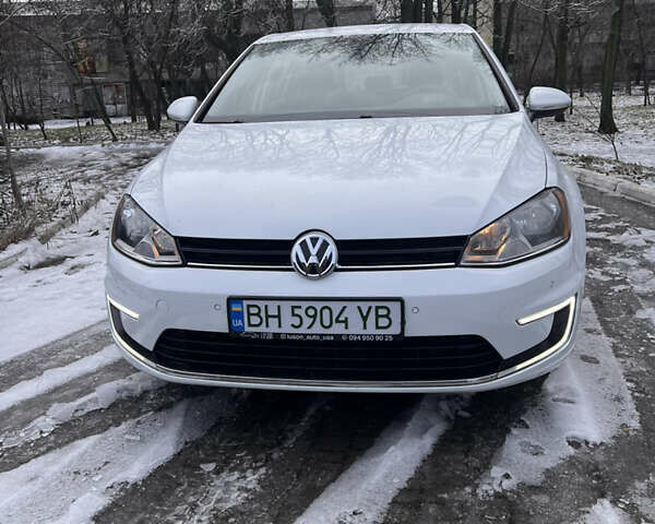 Белый Фольксваген e-Golf, объемом двигателя 0 л и пробегом 153 тыс. км за 7700 $, фото 1 на Automoto.ua