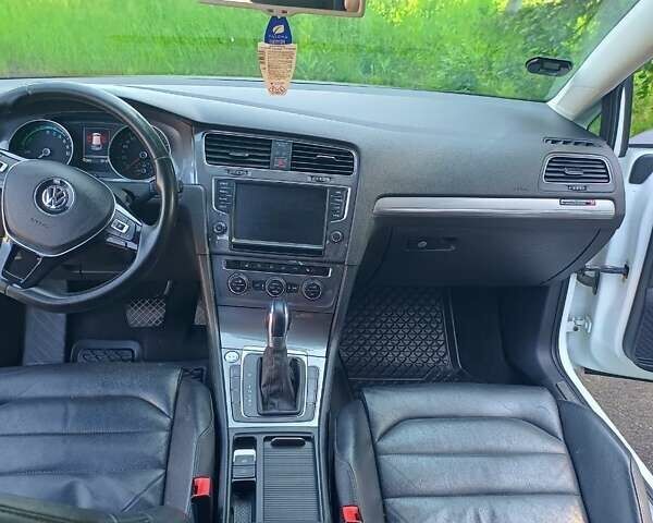 Белый Фольксваген e-Golf, объемом двигателя 0 л и пробегом 97 тыс. км за 11200 $, фото 10 на Automoto.ua