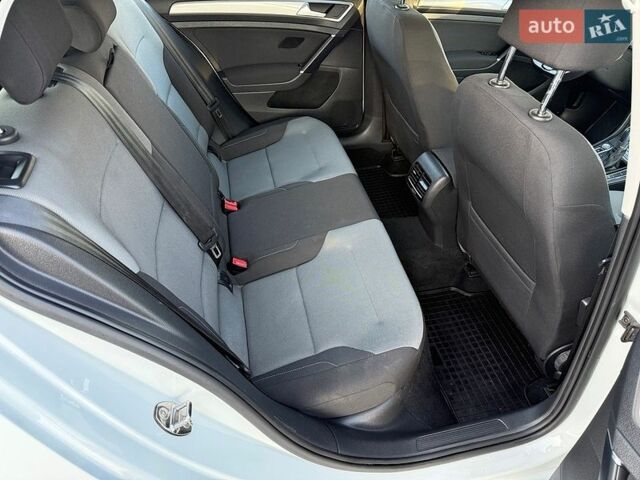 Белый Фольксваген e-Golf, объемом двигателя 0 л и пробегом 97 тыс. км за 8700 $, фото 44 на Automoto.ua