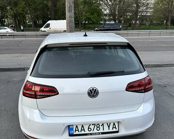Белый Фольксваген e-Golf, объемом двигателя 0 л и пробегом 105 тыс. км за 10500 $, фото 2 на Automoto.ua