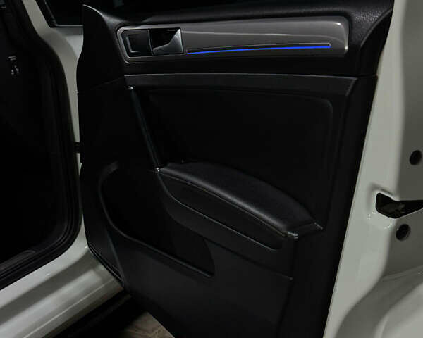 Белый Фольксваген e-Golf, объемом двигателя 0 л и пробегом 134 тыс. км за 8999 $, фото 17 на Automoto.ua