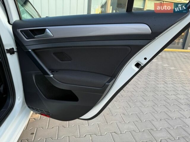 Белый Фольксваген e-Golf, объемом двигателя 0 л и пробегом 97 тыс. км за 8550 $, фото 41 на Automoto.ua