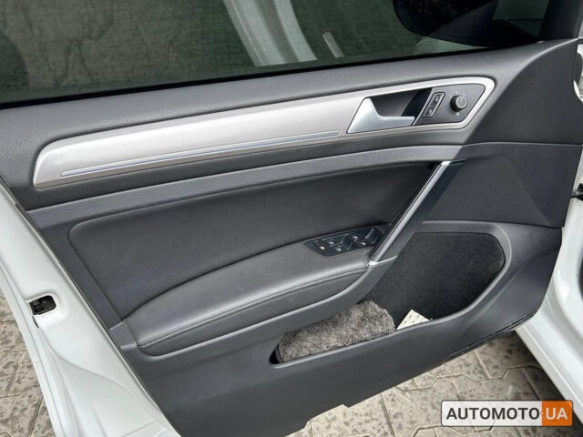 Белый Фольксваген e-Golf, объемом двигателя 24 л и пробегом 93 тыс. км за 10300 $, фото 6 на Automoto.ua