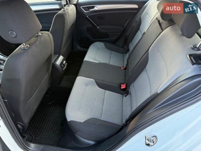 Белый Фольксваген e-Golf, объемом двигателя 0 л и пробегом 97 тыс. км за 8550 $, фото 46 на Automoto.ua
