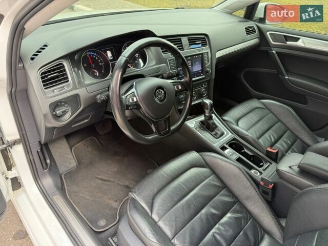 Білий Фольксваген e-Golf, об'ємом двигуна 0 л та пробігом 96 тис. км за 9500 $, фото 16 на Automoto.ua