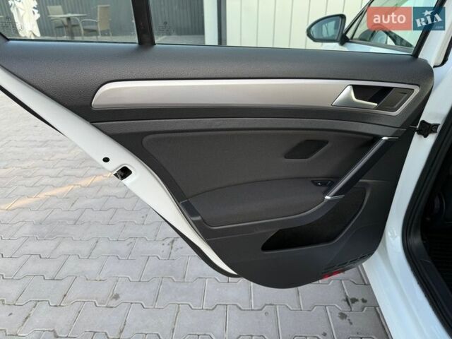 Белый Фольксваген e-Golf, объемом двигателя 0 л и пробегом 97 тыс. км за 8550 $, фото 49 на Automoto.ua