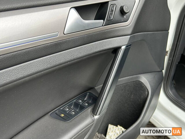 Белый Фольксваген e-Golf, объемом двигателя 24 л и пробегом 93 тыс. км за 10300 $, фото 7 на Automoto.ua