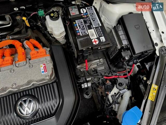 Белый Фольксваген e-Golf, объемом двигателя 0 л и пробегом 121 тыс. км за 8500 $, фото 34 на Automoto.ua