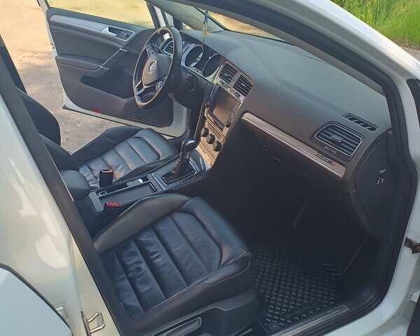 Белый Фольксваген e-Golf, объемом двигателя 0 л и пробегом 97 тыс. км за 11200 $, фото 2 на Automoto.ua