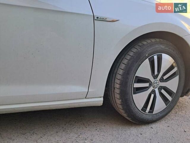 Белый Фольксваген e-Golf, объемом двигателя 0 л и пробегом 92 тыс. км за 7900 $, фото 11 на Automoto.ua