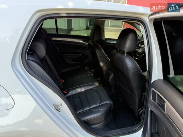 Белый Фольксваген e-Golf, объемом двигателя 0 л и пробегом 95 тыс. км за 9500 $, фото 22 на Automoto.ua