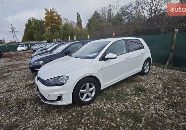 Белый Фольксваген e-Golf, объемом двигателя 0 л и пробегом 99 тыс. км за 7950 $, фото 6 на Automoto.ua