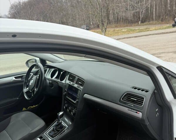 Білий Фольксваген e-Golf, об'ємом двигуна 0 л та пробігом 103 тис. км за 8499 $, фото 17 на Automoto.ua