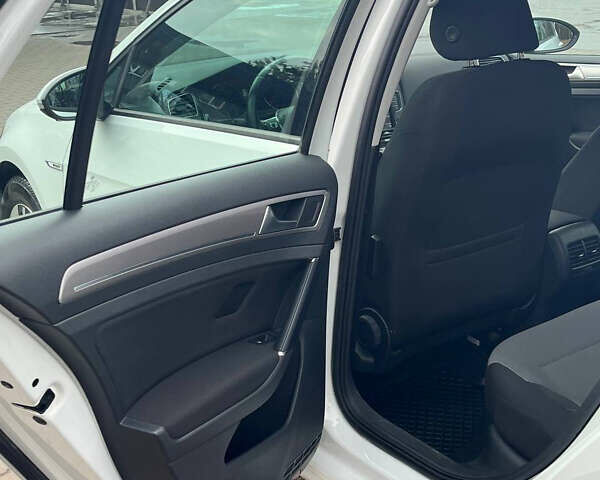 Белый Фольксваген e-Golf, объемом двигателя 0 л и пробегом 114 тыс. км за 9800 $, фото 33 на Automoto.ua