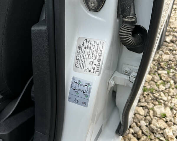 Белый Фольксваген e-Golf, объемом двигателя 0 л и пробегом 110 тыс. км за 8490 $, фото 10 на Automoto.ua