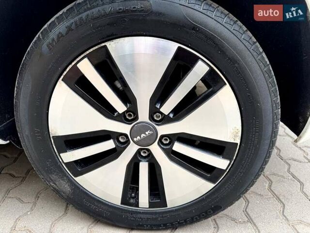 Белый Фольксваген e-Golf, объемом двигателя 0 л и пробегом 121 тыс. км за 8500 $, фото 37 на Automoto.ua