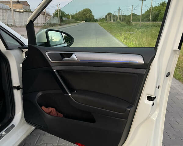 Белый Фольксваген e-Golf, объемом двигателя 0 л и пробегом 95 тыс. км за 8400 $, фото 11 на Automoto.ua