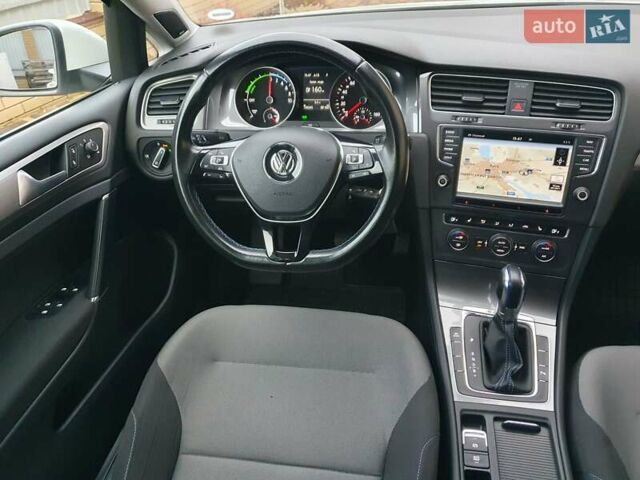 Белый Фольксваген e-Golf, объемом двигателя 0 л и пробегом 130 тыс. км за 8999 $, фото 85 на Automoto.ua