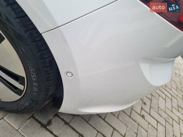 Белый Фольксваген e-Golf, объемом двигателя 0 л и пробегом 122 тыс. км за 7799 $, фото 21 на Automoto.ua