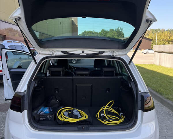 Белый Фольксваген e-Golf, объемом двигателя 0 л и пробегом 102 тыс. км за 9900 $, фото 27 на Automoto.ua
