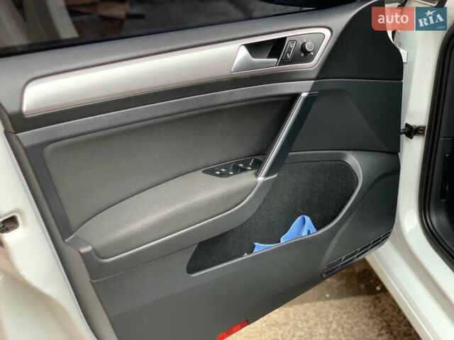 Белый Фольксваген e-Golf, объемом двигателя 0 л и пробегом 142 тыс. км за 8100 $, фото 84 на Automoto.ua