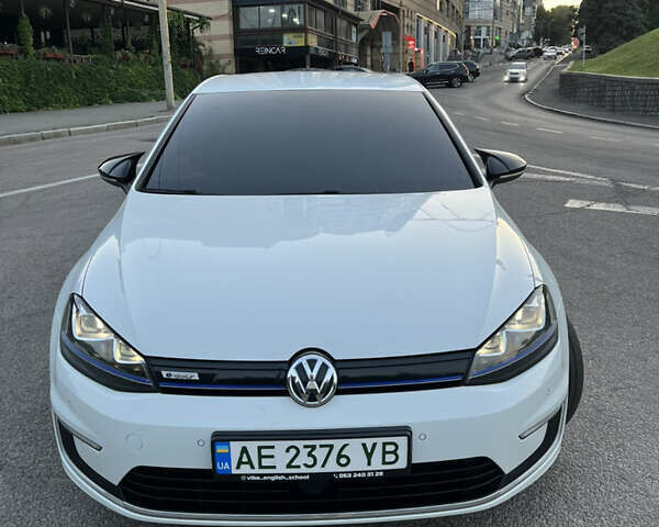 Белый Фольксваген e-Golf, объемом двигателя 0 л и пробегом 118 тыс. км за 11600 $, фото 2 на Automoto.ua