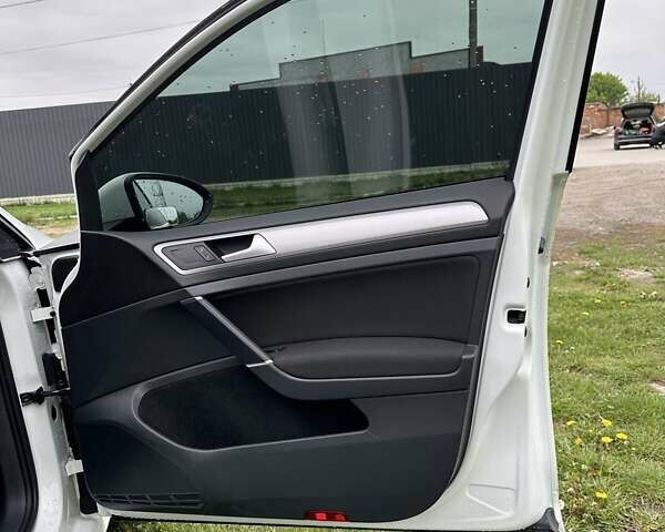 Белый Фольксваген e-Golf, объемом двигателя 0 л и пробегом 68 тыс. км за 8900 $, фото 34 на Automoto.ua