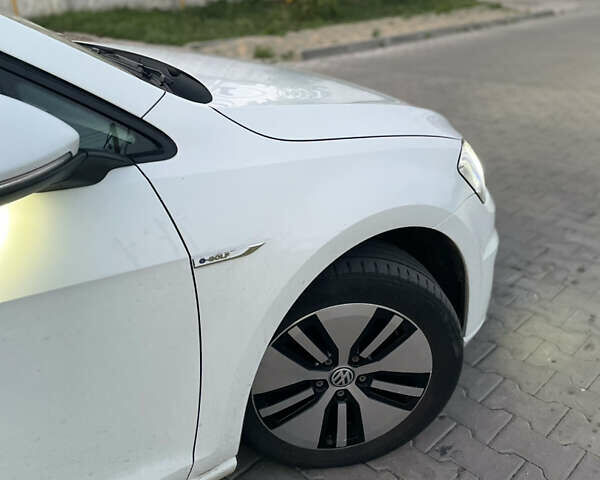 Белый Фольксваген e-Golf, объемом двигателя 0 л и пробегом 95 тыс. км за 8400 $, фото 19 на Automoto.ua