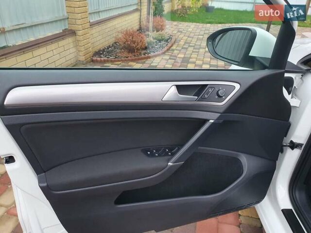 Белый Фольксваген e-Golf, объемом двигателя 0 л и пробегом 130 тыс. км за 8999 $, фото 48 на Automoto.ua