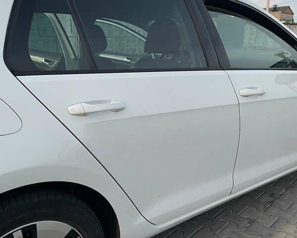 Белый Фольксваген e-Golf, объемом двигателя 0 л и пробегом 95 тыс. км за 8400 $, фото 13 на Automoto.ua