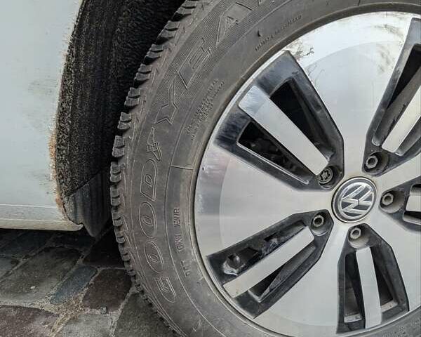 Белый Фольксваген e-Golf, объемом двигателя 0 л и пробегом 128 тыс. км за 9500 $, фото 15 на Automoto.ua