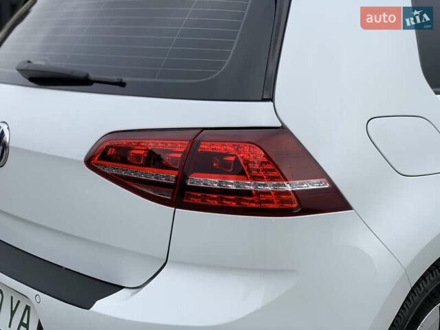 Белый Фольксваген e-Golf, объемом двигателя 0 л и пробегом 142 тыс. км за 8100 $, фото 57 на Automoto.ua