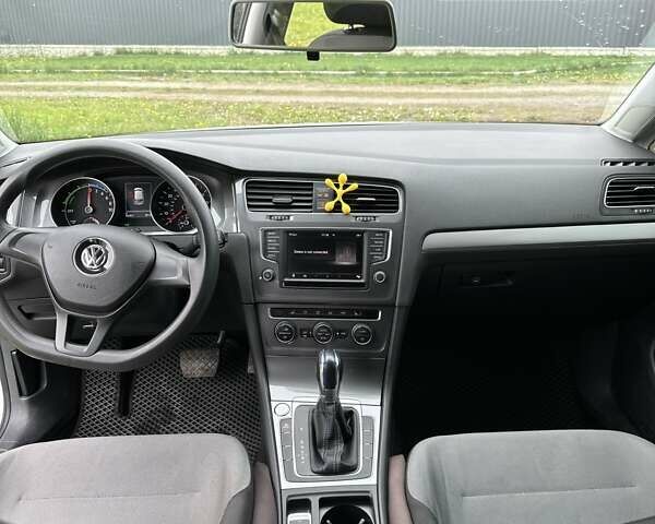 Белый Фольксваген e-Golf, объемом двигателя 0 л и пробегом 68 тыс. км за 8900 $, фото 15 на Automoto.ua