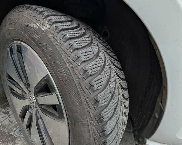 Белый Фольксваген e-Golf, объемом двигателя 0 л и пробегом 128 тыс. км за 9500 $, фото 16 на Automoto.ua