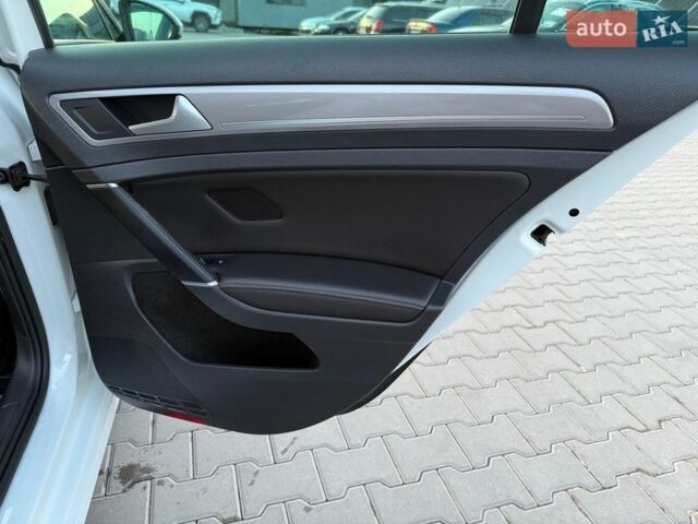 Белый Фольксваген e-Golf, объемом двигателя 0 л и пробегом 123 тыс. км за 9500 $, фото 45 на Automoto.ua