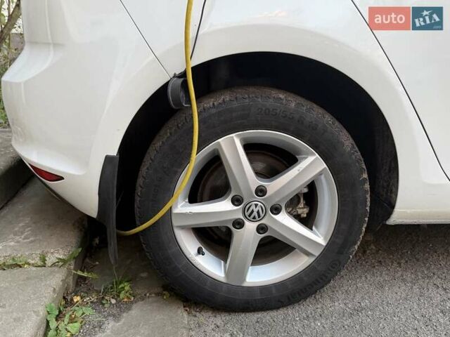 Белый Фольксваген e-Golf, объемом двигателя 0 л и пробегом 135 тыс. км за 8000 $, фото 9 на Automoto.ua