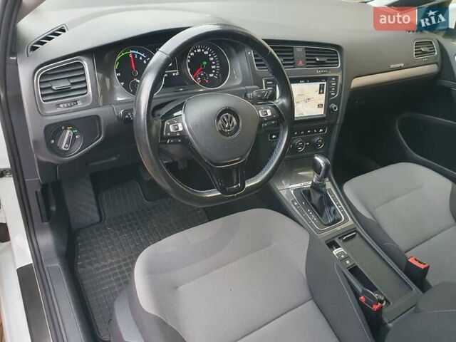 Белый Фольксваген e-Golf, объемом двигателя 0 л и пробегом 130 тыс. км за 8999 $, фото 52 на Automoto.ua