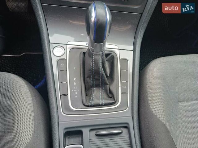 Белый Фольксваген e-Golf, объемом двигателя 0 л и пробегом 118 тыс. км за 11200 $, фото 13 на Automoto.ua