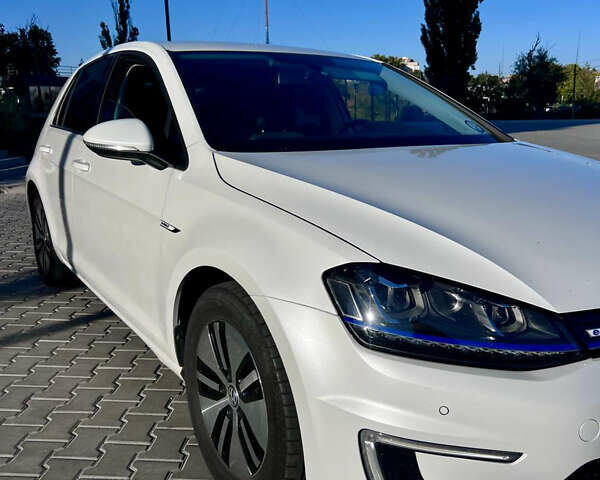 Белый Фольксваген e-Golf, объемом двигателя 0 л и пробегом 109 тыс. км за 7900 $, фото 1 на Automoto.ua