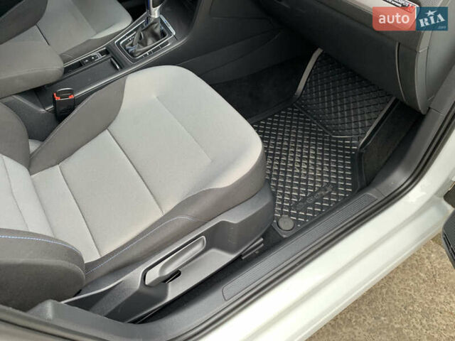 Белый Фольксваген e-Golf, объемом двигателя 0 л и пробегом 142 тыс. км за 8100 $, фото 65 на Automoto.ua