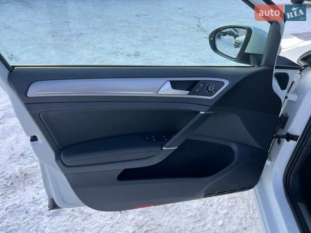 Белый Фольксваген e-Golf, объемом двигателя 0 л и пробегом 114 тыс. км за 8900 $, фото 24 на Automoto.ua