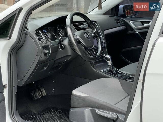 Белый Фольксваген e-Golf, объемом двигателя 0 л и пробегом 142 тыс. км за 7950 $, фото 30 на Automoto.ua
